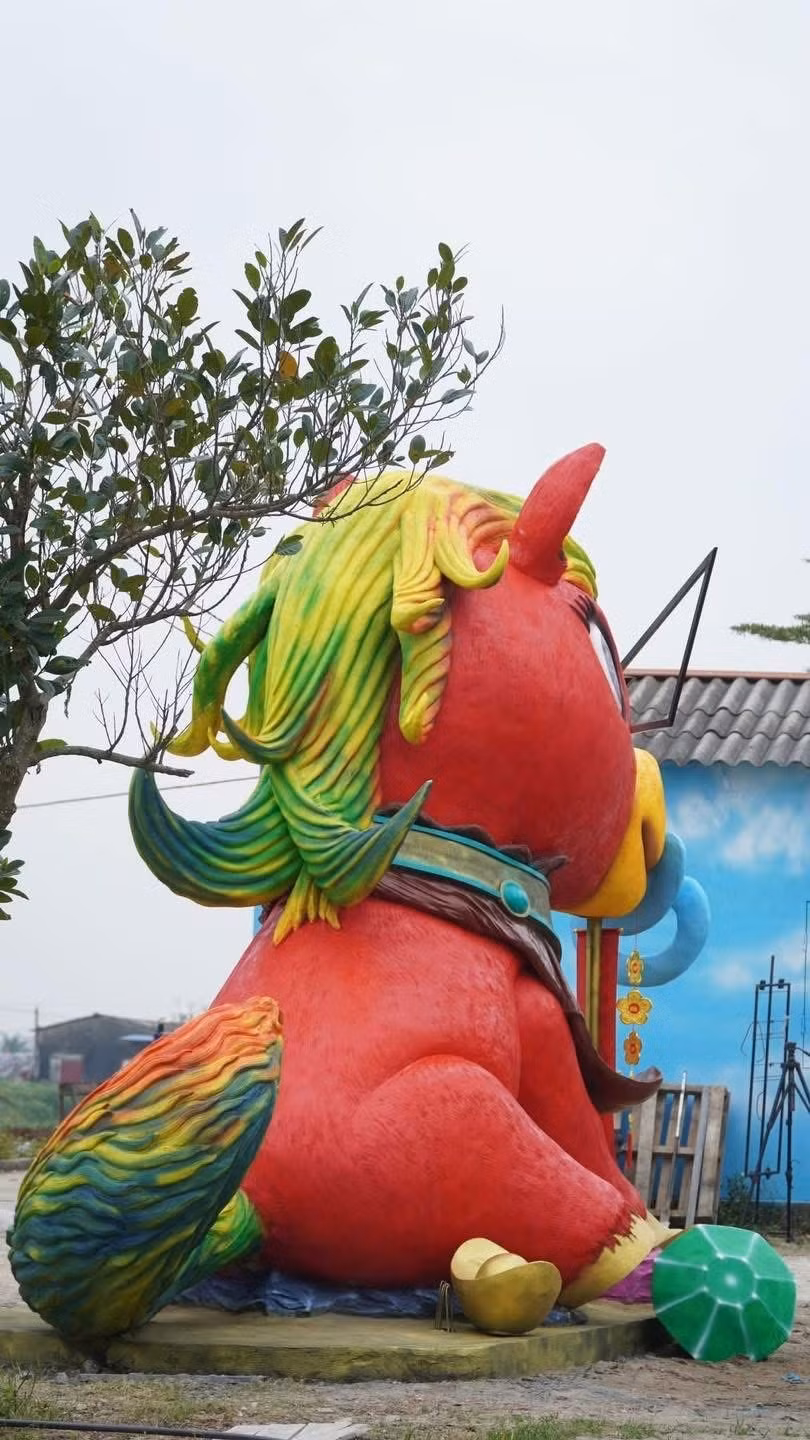 Trong kỳ nghỉ Tết Dương lịch kéo dài 4 ngày, anh Quân trưng bày linh vật tại "Vườn hạnh phúc" trong khuôn viên gia đình, mở cửa miễn phí để người dân và du khách tới tham quan, chụp ảnh.