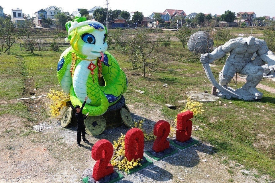 Trong dịp Tết năm ngoái, anh Quân từng gây chú ý khi ra mắt linh vật "Rắn Hạnh Phúc". Tác phẩm được anh ấp ủ từ tháng 6, hoàn thiện sau hơn 80 ngày, cao 5,1 m, nặng khoảng 7 tấn, làm từ xi măng và cốt thép. Linh vật được tạo hình cách điệu, thân thiện, không giống rắn ngoài đời nhằm giúp trẻ em bớt sợ hãi. Với tông màu xanh chủ đạo, "Rắn hạnh phúc" mang thông điệp về sức sống mới và lời chào đón một năm mới bình an.
