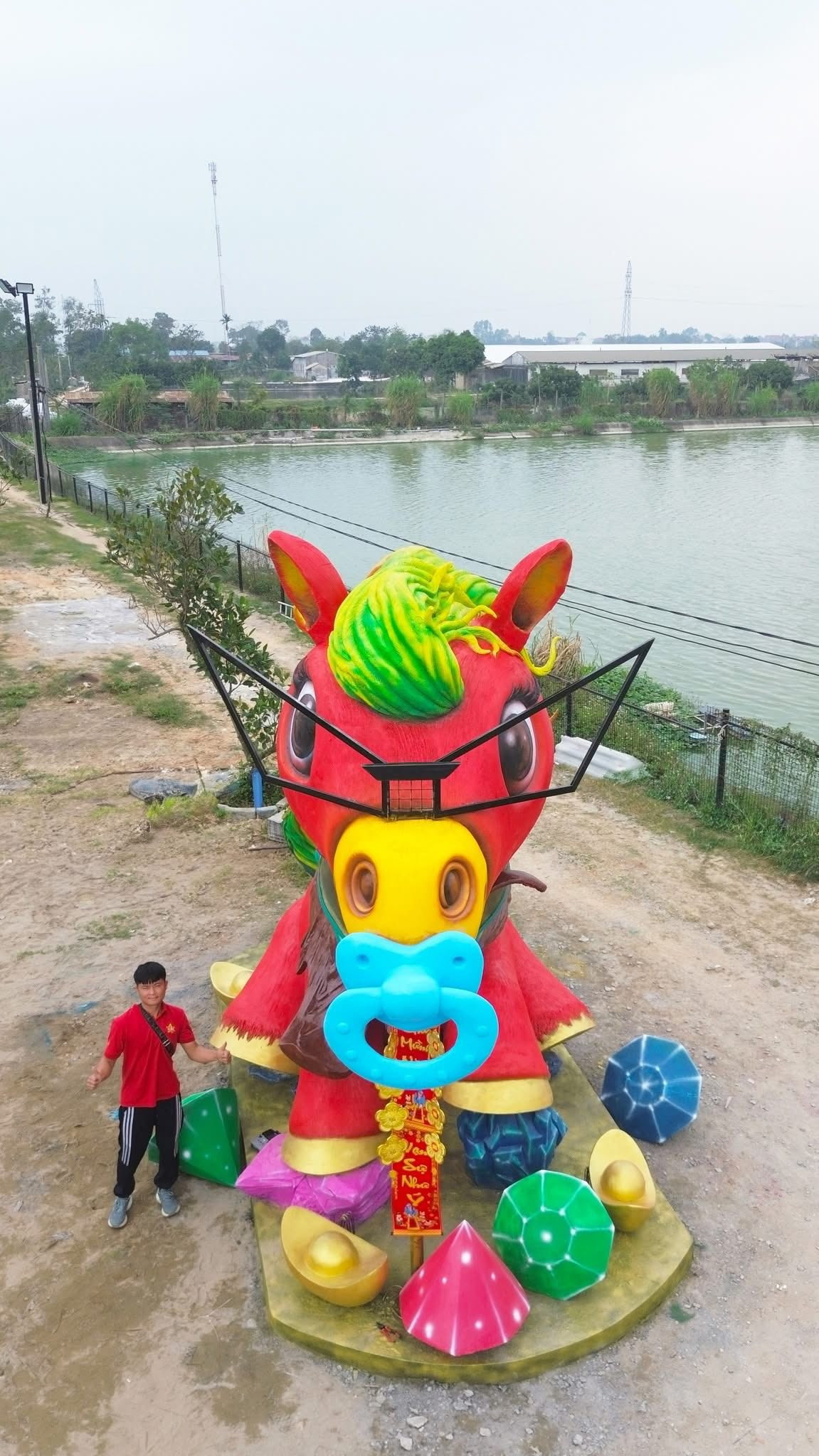 Ý tưởng về linh vật ngựa đã được anh Quân ấp ủ từ khoảng 5-6 tháng trước. Ban đầu, anh chỉ dự định thực hiện một linh vật phục vụ Tết Âm lịch, nhưng khi Tết Dương lịch cận kề, anh quyết định làm thêm một phiên bản khác.