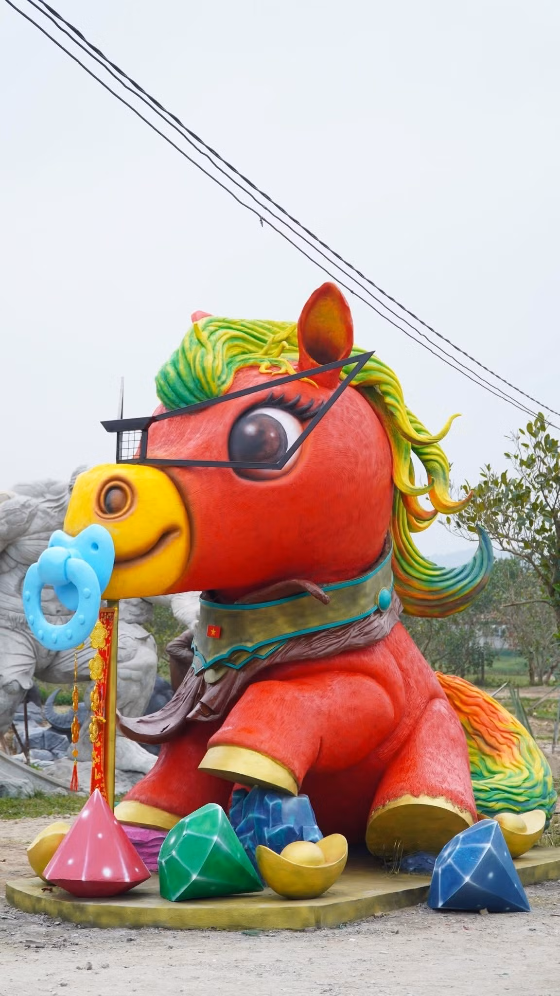 Theo anh Quân, màu đỏ là gam màu truyền thống, mang tính biểu trưng của Tết cổ truyền Việt Nam và cũng phù hợp với hình tượng con ngựa. Thời gian hoàn thiện linh vật ngựa kéo dài hơn một tháng. Các linh vật do anh thực hiện đều được đặt tên theo tinh thần tích cực mang tên "Ngựa vui vẻ".