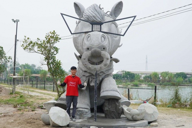 Theo tìm hiểu, đây là linh vật ngựa đầu tiên xuất hiện trong mùa Tết năm nay và nó là tác phẩm của anh Bùi Văn Quân (33 tuổi), ở thôn Tân Sơn, xã Hợp Thịnh, Bắc Ninh (khu vực Hùng Sơn, huyện Hiệp Hòa, tỉnh Bắc Giang cũ) thực hiện.