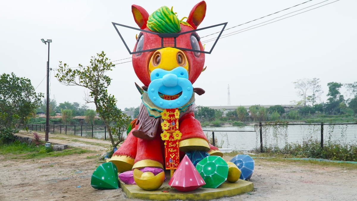 Cụ thể, linh vật ngựa được anh Quân tạo hình với tông màu đỏ chủ đạo, cao khoảng 4m và nặng gần 6 tấn.
