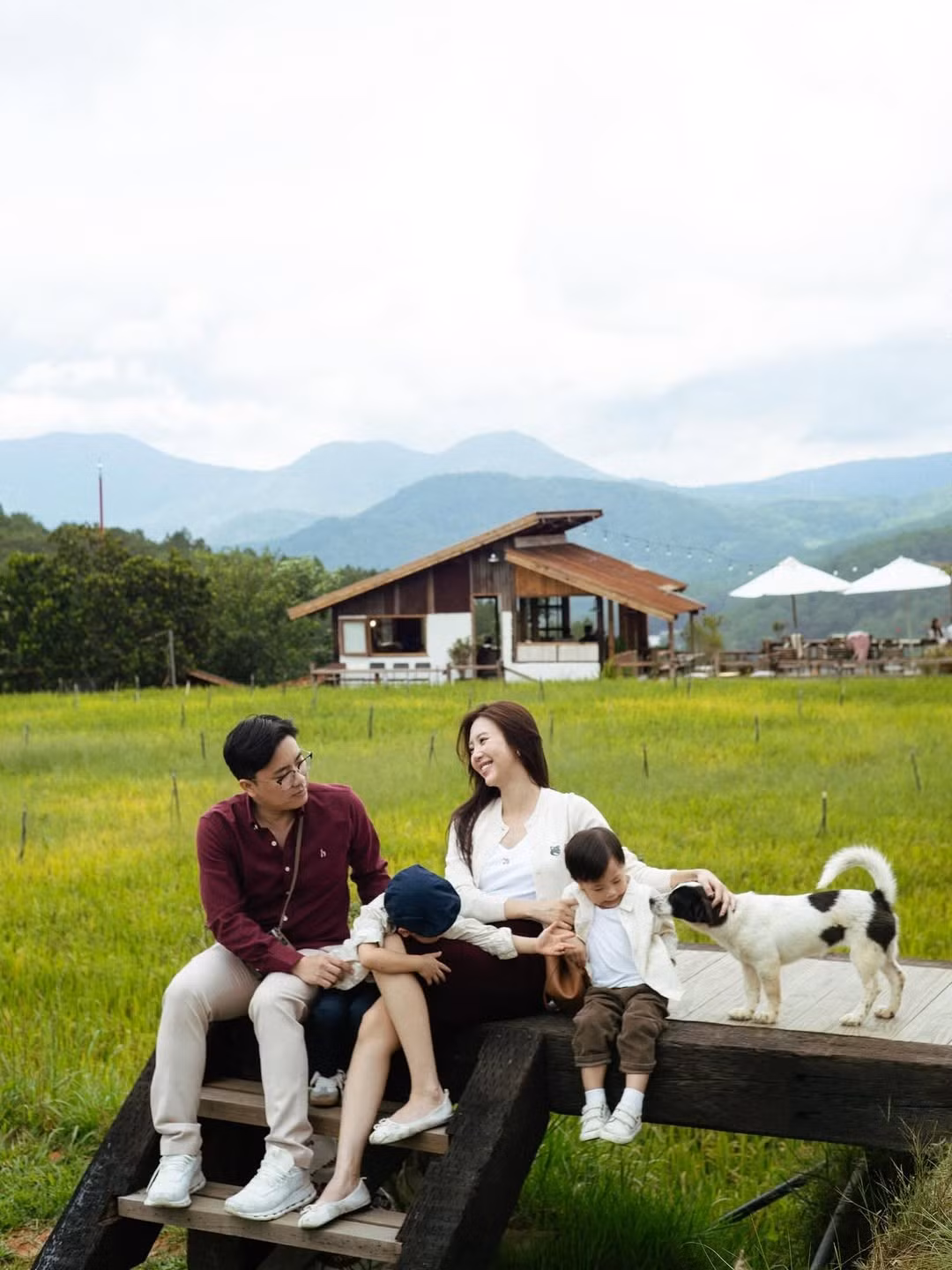 Cựu tiếp viên hàng không này thường dành những lời lẽ đầy yêu thương, trân trọng cho chồng, tiết lộ anh là người đàn ông ấm áp, đầy tình yêu và trách nhiệm, luôn đồng hành và chăm sóc cô chu đáo, đặc biệt là trong giai đoạn vượt cạn.