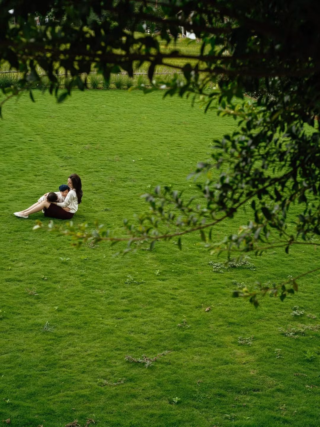 Dù không còn xuất hiện dày đặc trên các phương tiện truyền thông, cuộc sống của Vũ Ngọc Châm vẫn nhận được sự quan tâm của công chúng. Những khoảnh khắc đời thường, giản dị bên chồng con mà cô chia sẻ luôn tràn đầy sự ấm áp, bình yên, khiến nhiều người ngưỡng mộ.