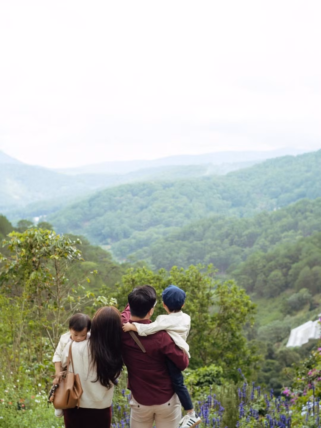 Việc làm mẹ hai con liên tiếp trong thời gian ngắn không hề khiến nhan sắc của Vũ Ngọc Châm giảm sút, trái lại, cô được nhận xét là ngày càng mặn mà, quyến rũ hơn.