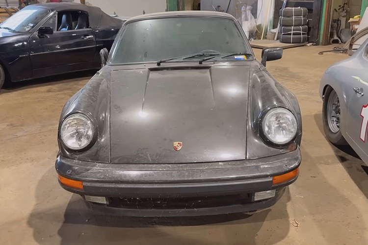 Porsche 930 Turbo đã bùng nổ trong thế giới ôtô vào năm 1975 với động cơ đặt sau, cũng là chiếc Porsche sản xuất đầu tiên được trang bị bằng bộ tăng áp, được sinh ra từ công nghệ Le Mans. Những điều này đã biến một chiếc 911 thanh lịch thành một con "quái thú hung dữ" có thể đánh bại các đối thủ trên đường đua và mở ra 1 chương hào hùng lịch sử cho dòng xe huyền thoại của Đức.