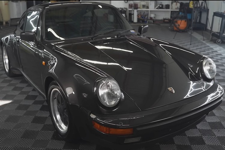 Sau khi được làm mới lại, chiếc xe 930 Turbo này đã được mang đến đại lý Porsche of Beachwood, nơi nó được trưng bày bên cạnh một chiếc Porsche 911 Turbo 2025 hoàn toàn mới. Sự tương phản về hình ảnh thật ngoạn mục.