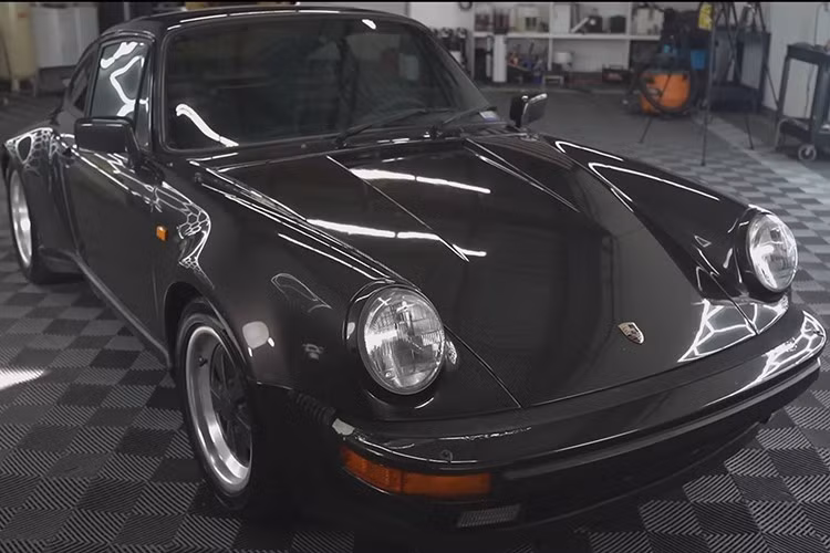 Sau khi được làm mới lại, chiếc xe 930 Turbo này đã được mang đến đại lý Porsche of Beachwood, nơi nó được trưng bày bên cạnh một chiếc Porsche 911 Turbo 2025 hoàn toàn mới. Sự tương phản về hình ảnh thật ngoạn mục.