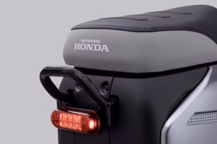 Phiên bản 2026 được nâng cấp với hệ thống kiểm soát lực kéo TCS và phanh đĩa đôi piston kép trước - sau, mang lại cảm giác lái an toàn hơn, đặc biệt trên mặt đường trơn trượt. Honda còn trang bị cổng sạc USB, móc treo đồ, cùng yên xe thiết kế lại phù hợp vóc dáng người châu Á, giúp người dùng dễ dàng thao tác trong đô thị.