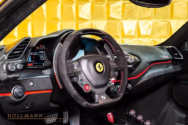 Có thể không nhiều người đam mê xe hơi quan tâm đến lượng khí thải carbon dioxide và mức tiêu thụ nhiên liệu, nhưng dù sao thì đây cũng là kết quả: 289 g/km và mức tiêu thụ nhiên liệu kết hợp là 18,4 mpg tại Mỹ (12,8 lít/100 km/22,1 mpg tại Anh).