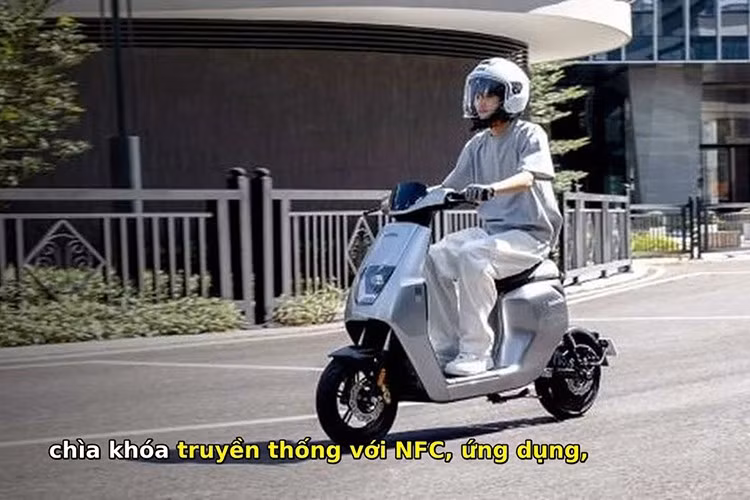 Cả ba phiên bản đều hỗ trợ sạc nhanh, cho phép sạc đầy trong thời gian ngắn, đồng thời đáp ứng yêu cầu về độ bền pin và an toàn vận hành của tiêu chuẩn Trung Quốc mới. Với thiết kế nhỏ gọn, yên thấp và khả năng vận hành linh hoạt, U-be 2026 được xem là đối thủ trực tiếp của các dòng xe tay ga đô thị như Vision, Giorno, nhưng có giá bán rẻ hơn khá nhiều.