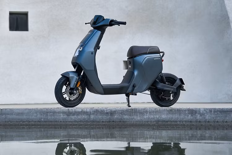 Honda U-be 2026 được thay đổi toàn bộ phần vỏ ngoài, sử dụng hợp kim nhôm - magiê thay cho vật liệu nhựa truyền thống. Chất liệu này không chỉ giúp thân xe cứng cáp, nhẹ và chống ăn mòn tốt hơn, mà còn mang lại cảm giác cao cấp với bề mặt kim loại sáng bóng phản chiếu ánh sáng tự nhiên.