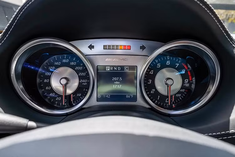 Động cơ V8 (mã nội bộ M159) dung tích 6,2 lít biểu tượng của AMG nằm dưới nắp capo dài ngoằng, sản sinh 583 mã lực và mô-men xoắn 650 Nm (479 lb-ft), nhưng động cơ V8 lắp ráp thủ công đặt phía sau trục trước, mang lại khả năng xử lý đáng ngạc nhiên cho SLS. Công suất truyền đến bánh sau qua hộp số tự động ly hợp kép 7 cấp và vi sai hạn chế trượt.