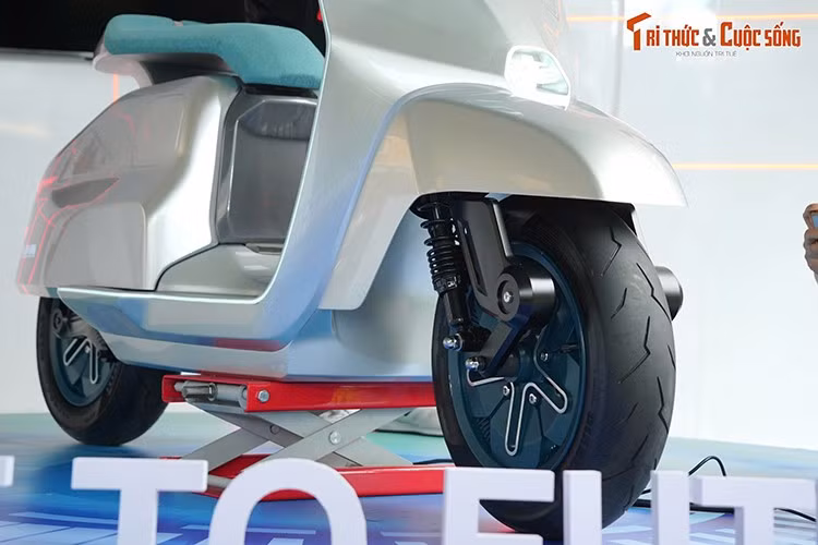 Cổng sạc của xe được bố trí bên phải thân xe, đối với sạc tiêu chuẩn thời gian sạc khoảng 5,7 tiếng để nạp đầy dung lượng pin. Nếu sử dụng sạc nhanh chỉ mất 36 phút để sạc từ 20-80%.