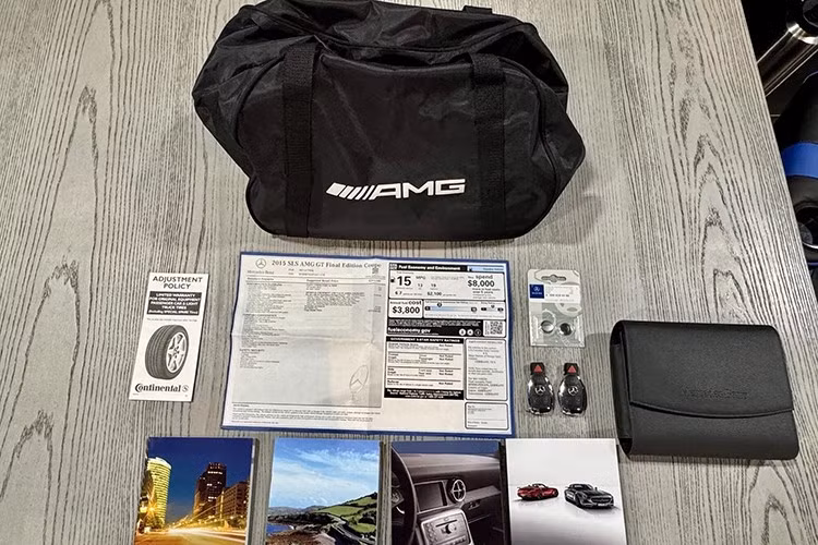 Tình trạng chiếc xe ở mức nguyên bản, trên cửa gullwing không để lại bất kỳ vết xước hay hao mòn nào đáng kể trên bệ cửa. Tổng thể chiếc xe không khác gì xe mới.Trong báo cáo Carfax, xe không có lịch sử sửa chữa hoặc bảo dưỡng.