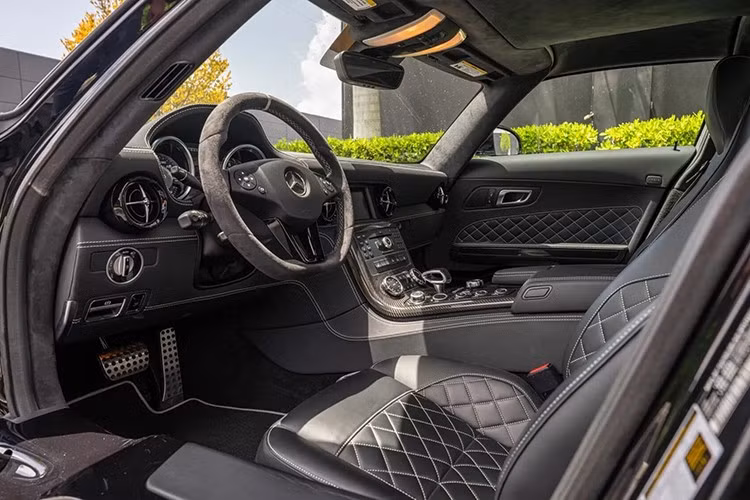 Trang trí sợi carbon làm điểm nhấn cho nội thất, cùng với các tiện nghi như camera lùi, hệ thống Keyless Go, điều hòa tự động hai vùng, và hệ thống giải trí COMAND với định vị. Trần xe Alcantara và các đường chỉ khâu màu xám tạo nên sự tương phản cho nội thất da, dây an toàn màu xám.