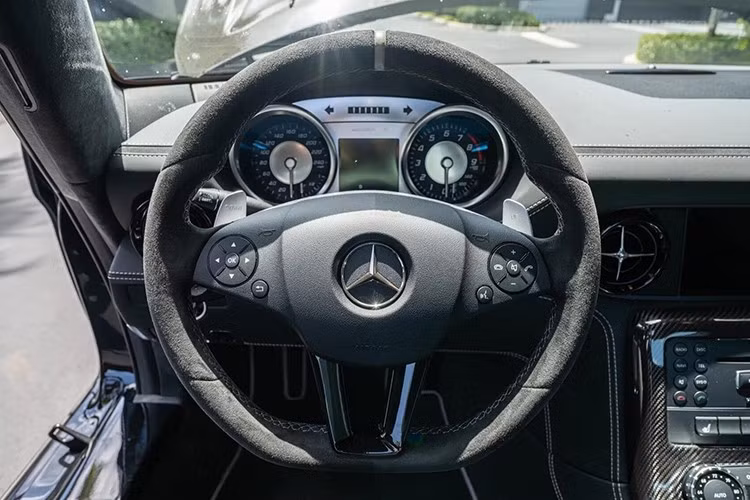 Đồng hồ công-tơ-mét kỹ thuật số của chiếc Mercedes-Benz SLS AMG GT Final Edition 2015 này hiển thị odo 1.700 dặm (2.735 km), trong đó khoảng 200 dặm (321,87 km) được sử dụng bởi chủ nhân hiện tại.