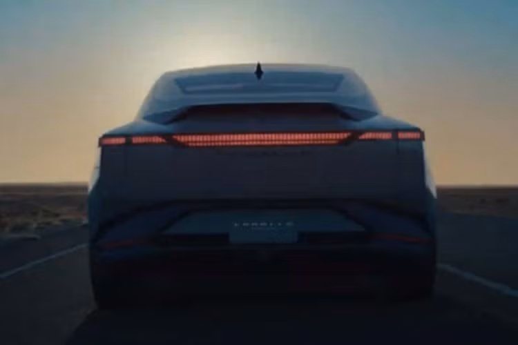 Tổng thể, của mẫu xe Toyota Corolla concept cho thấy một ngôn ngữ thiết kế hoàn toàn mới, mạnh mẽ, sắc nét và hiện đại hơn nhiều so với phong cách thực dụng quen thuộc của dòng xe này trong nhiều thập kỷ qua.