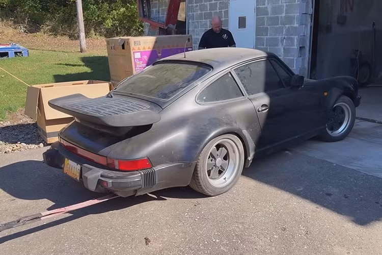 Với nhóm chăm sóc, việc hồi sinh chiếc xe không phải là phục chế, mà là tái sinh. Đội ngũ bắt đầu nhẹ nhàng, hút bụi những lá thông kẹt trong lỗ thông hơi đuôi cá voi trước khi xử lý khoang động cơ. Bên dưới lớp bụi bẩn là khối động cơ 3.3 lít sáu xi-lanh phẳng huyền thoại, vẫn làm mát bằng không khí, vẫn thô sơ, vẫn hoàn hảo.