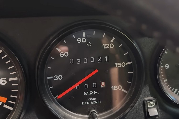 Trong suốt quá trình sản xuất, từ năm 1975 đến năm 1989, Porsche đã lắp ráp 2.819 chiếc Turbo 3.0 lít đời đầu và 18.770 chiếc Turbo 3.3 lít, vốn là dòng xe mà chiếc xe này thuộc về. Con số năm 1981 đó đã đưa nó trở thành một trong những năm sản xuất khan hiếm nhất trong toàn bộ kỷ nguyên 930.