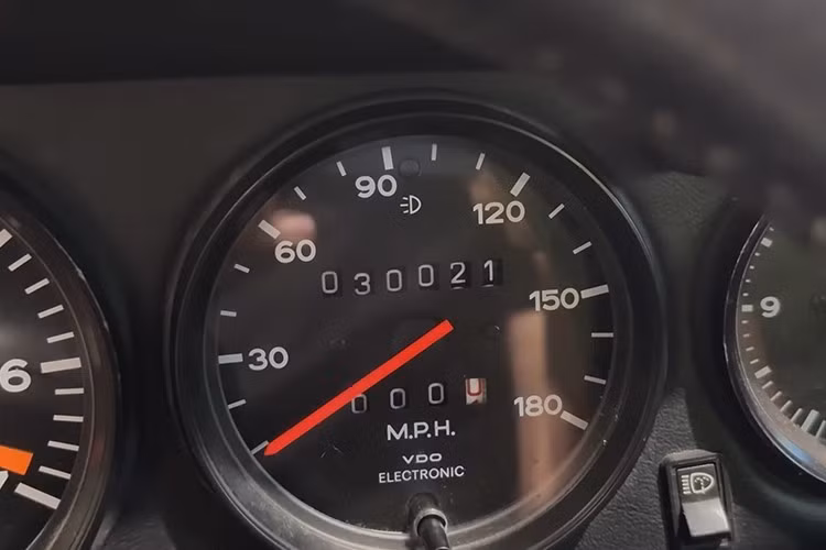 Trong suốt quá trình sản xuất, từ năm 1975 đến năm 1989, Porsche đã lắp ráp 2.819 chiếc Turbo 3.0 lít đời đầu và 18.770 chiếc Turbo 3.3 lít, vốn là dòng xe mà chiếc xe này thuộc về. Con số năm 1981 đó đã đưa nó trở thành một trong những năm sản xuất khan hiếm nhất trong toàn bộ kỷ nguyên 930.