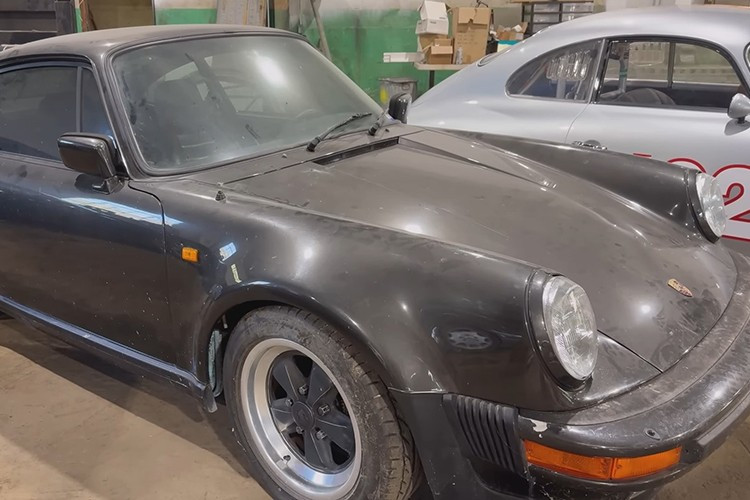 Khi Porsche ra mắt 911 Turbo (Kiểu 930) vào năm 1975, thế giới chưa từng chứng kiến ​​bất kỳ mẫu xe nào giống như vậy. Các kỹ sư Stuttgart đã sử dụng động cơ 3.0 lít 6 xi-lanh nằm ngang đã được kiểm chứng từ Carrera RS, lắp thêm bộ tăng áp KKK đơn, và cho ra đời một chiếc xe có khả năng tăng tốc vượt trội so với Ferrari với giá chỉ bằng một nửa.