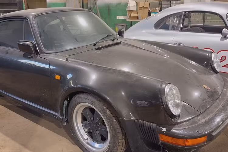 Khi Porsche ra mắt 911 Turbo (Kiểu 930) vào năm 1975, thế giới chưa từng chứng kiến ​​bất kỳ mẫu xe nào giống như vậy. Các kỹ sư Stuttgart đã sử dụng động cơ 3.0 lít 6 xi-lanh nằm ngang đã được kiểm chứng từ Carrera RS, lắp thêm bộ tăng áp KKK đơn, và cho ra đời một chiếc xe có khả năng tăng tốc vượt trội so với Ferrari với giá chỉ bằng một nửa.