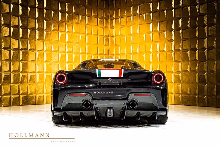 Nếu bạn nghĩ những chiếc siêu xe Ferrari 488 Pista bản thường đã đắt đỏ, hãy chờ xem giá của Piloti Ferrari Edition. Siêu xe này được cho là chỉ có một chủ sở hữu duy nhất và đã chạy được 85 km.