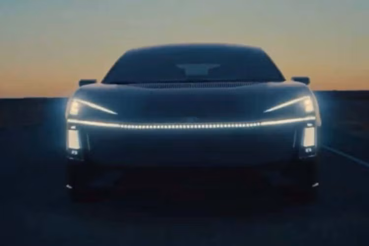 Phần mui xe Toyota Corolla 2026 mới ngắn gợi ý việc sử dụng nền tảng EV chuyên biệt, nhưng cũng không loại trừ khả năng Toyota đang thử nghiệm động cơ 4 xy-lanh siêu gọn mới mà hãng từng hé lộ trước đó.