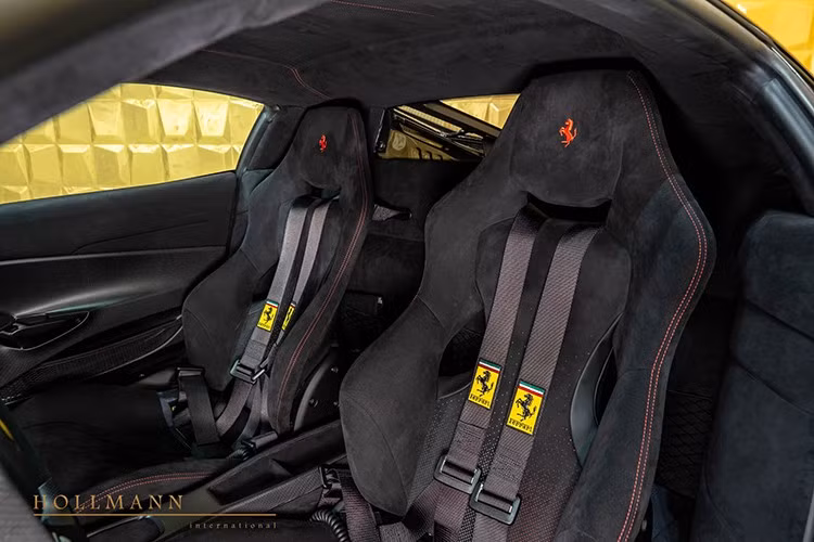 Quảng cáo cho thấy chiếc Ferrari 488 Pista Piloti được đề cập được đăng ký lần đầu vào tháng 9 năm 2019, tức là hơn 6 năm trước. Tuy nhiên, mặc dù không phải là xe mới, nhưng nó vẫn giữ được số km đã đi trong suốt thời gian này, nghĩa là người mua đã không lái nó.