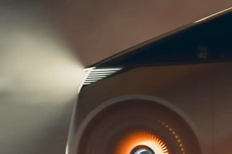 Mặc dù ý tưởng về một mẫu minivan 6 bánh nghe có vẻ quá điên rồ để sản xuất thương mại nhưng Chủ tịch tập đoàn Toyota, ông Akio Toyoda, khẳng định đây không chỉ là một thử nghiệm về thiết kế. Trong một thông điệp từ 2 năm trước, ông đã đưa ra một thách thức cho đội ngũ nhân viên của mình, đó là tái phát minh mẫu xe đầu bảng của Lexus.