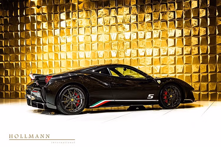 Phiên bản Ferrari 488 Pista Piloti mang theo rất nhiều tùy chọn, chẳng hạn một gói ngoại thất đặc biệt với lớp sơn độc đáo và đồ họa được thiết kế riêng. Xe cũng được trang bị ống dẫn S màu đen mờ trên mặt ca-lăng và cánh gió đuôi vịt, và được ra mắt với màu Rosso Corsa.