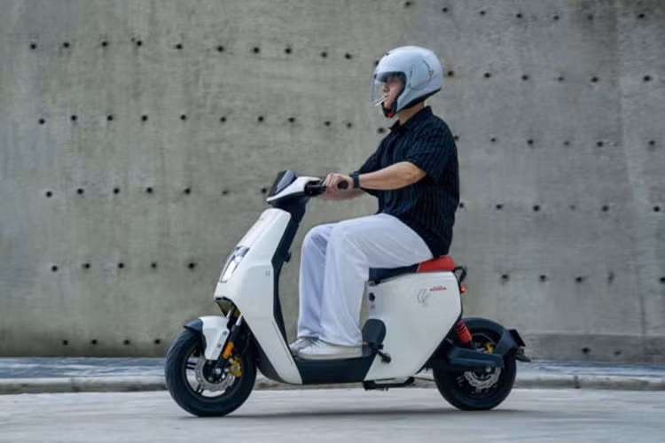 Với giá bán chỉ 3.599 - 4.599 nhân dân tệ (tương đương 11,5 - 14,5 triệu đồng), U-be 2026 hiện là mẫu xe tay ga điện rẻ nhất của Honda, nhưng vẫn đạt chuẩn kỹ thuật quốc gia mới về an toàn và hiệu năng. Chính mức giá dễ tiếp cận cùng kiểu dáng thanh lịch khiến mẫu xe này nhanh chóng thu hút sự chú ý của người tiêu dùng, đặc biệt là nhóm khách hàng trẻ và nữ giới.