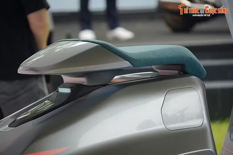 Sức mạnh của Lambretta Elettra đến từ motor điện sản sinh công suất liên tục khoảng 5,44 mã lực, mức tối đa 15 mã lực với mô-men xoắn cực đại 258 Nm; tốc độ tối đa của xe đạt 110 km/h. Nhờ viên pin LFP dung lượng 4,6 kWh, xe có thể di chuyển 104,5 km.