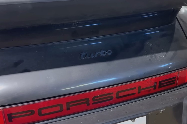 Với giá khoảng 25.880 đô la khi mới (khoảng 88.000 đô la theo giá trị tiền ngày nay), đây là một trong những chiếc xe đắt nhất mà bạn có thể mua ở Mỹ. Hộp số sàn bốn cấp của 930 đã trở thành một phần tạo nên sự huyền bí của nó.