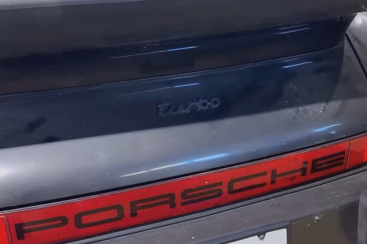 Với giá khoảng 25.880 đô la khi mới (khoảng 88.000 đô la theo giá trị tiền ngày nay), đây là một trong những chiếc xe đắt nhất mà bạn có thể mua ở Mỹ. Hộp số sàn bốn cấp của 930 đã trở thành một phần tạo nên sự huyền bí của nó.