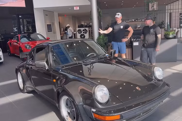 Chiếc 992.1 mới có giá khởi điểm khoảng 200.000 đô la, gấp đôi giá đã điều chỉnh theo lạm phát của phiên bản gốc, và tự hào với công suất 572 mã lực từ động cơ 3.8 lít tăng áp kép sáu xi-lanh phẳng.