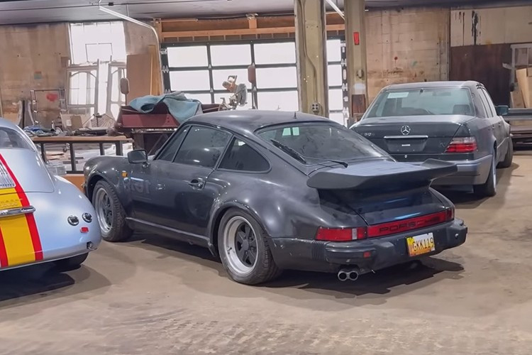 Trong một gara yên tĩnh ở Ohio, 1 đội chuyên chăm sóc xe đã nhận được cuộc gọi để đánh thức chiếc xe đã bị quên trong garage gần 2 thập kỷ, đó là một chiếc Porsche 930 Turbo 1981 chính hiệu vẫn còn nguyên vẹn với chỉ 30.000 miles trên đồng hồ đo quãng đường.