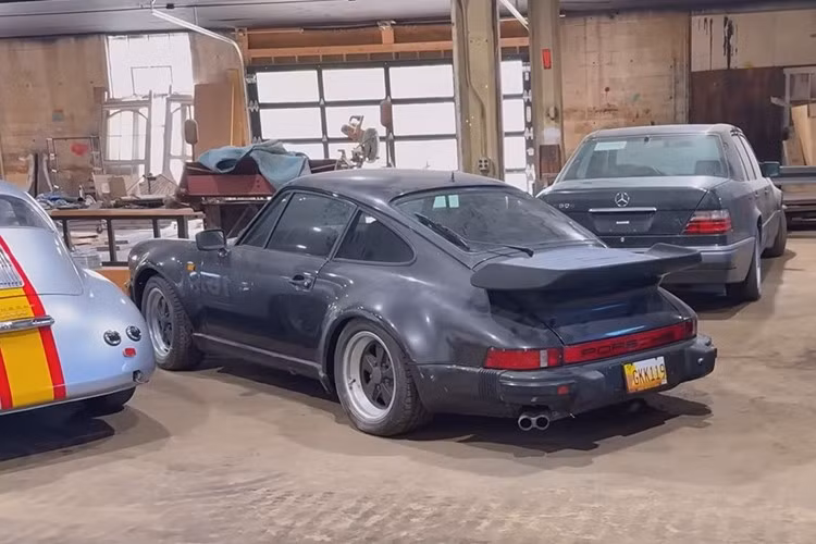 Trong một gara yên tĩnh ở Ohio, 1 đội chuyên chăm sóc xe đã nhận được cuộc gọi để đánh thức chiếc xe đã bị quên trong garage gần 2 thập kỷ, đó là một chiếc Porsche 930 Turbo 1981 chính hiệu vẫn còn nguyên vẹn với chỉ 30.000 miles trên đồng hồ đo quãng đường.