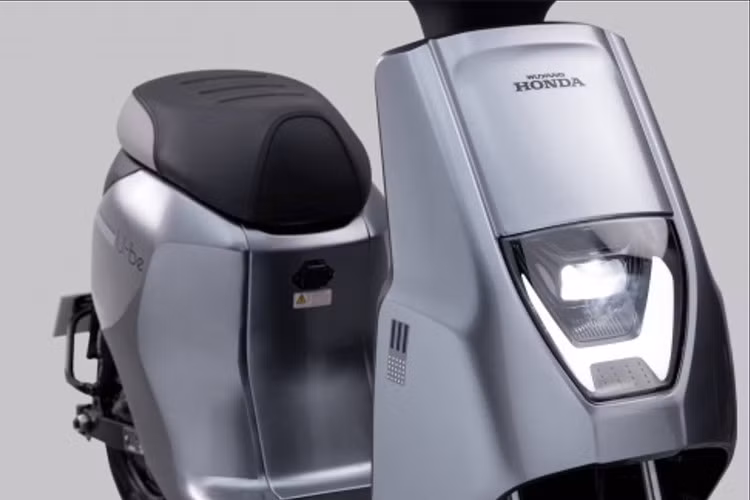 Khung xe được sản xuất bằng quy trình kỹ thuật số chính xác cao, đảm bảo độ ổn định và tuổi thọ. Honda cũng tinh chỉnh giảm xóc sau 5 cấp độ để phù hợp với điều kiện đường phố đô thị châu Á, giúp xe vận hành êm ái hơn khi đi xa hoặc chở nặng.