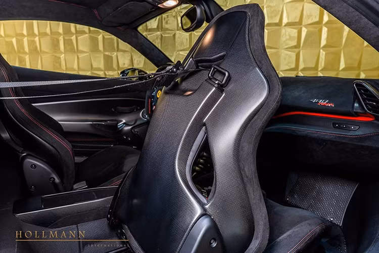 Xe được trưng bày với màu sơn Nero Daytona, nội thất Nero, vành carbon, ốp carbon, dây an toàn bốn điểm, đèn pha thích ứng, kẹp phanh màu đỏ, hệ thống nâng mũi, ống xả titan, cảm biến đỗ xe ở cả hai đầu, và một vài chi tiết nhỏ khác mà chủ sở hữu tương lai chắc chắn sẽ đánh giá cao.