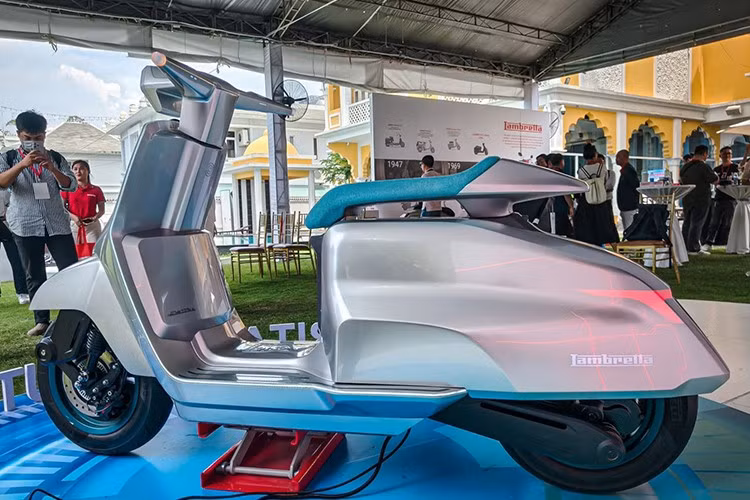 Lambretta Elettra trang bị mâm kích thước 12 inch, giảm xóc trước dạng cổ điển. Phanh đĩa phía trước với cùm Brembo. Trục bánh sau kết cấu giảm xóc đơn đặt ngang phía trên động cơ, kết nối với gắp sau bằng hợp kim nhôm. Phần thân xe có thể nâng lên để tiếp cận khoang pin.