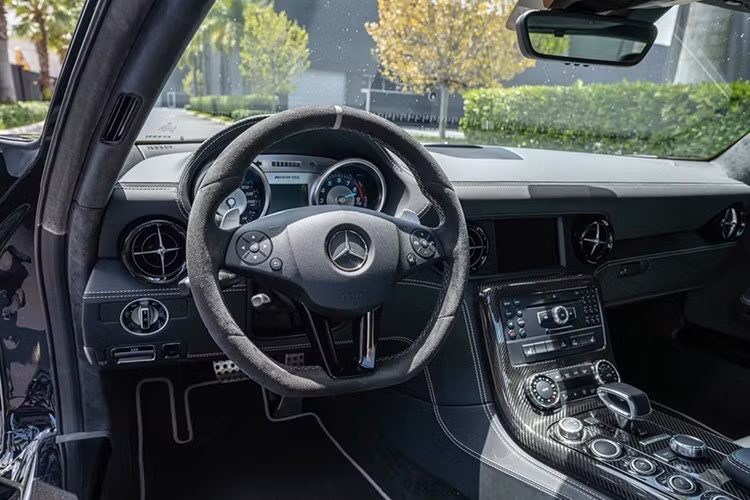 Các trang bị khác bao gồm: cửa cánh chim (Gullwing) với tay nắm bật ra, đèn pha bi-xenon, khe thoát gió trên chắn bùn trước, gương gập điện, nắp gương sợi carbon, cảm biến đỗ xe Parktronic, ống xả đánh bóng. Khoang cabin có ghế thể thao AMG điều chỉnh điện có sưởi, bọc da Nappa màu Đen - Designo black, kéo dài đến bảng điều khiển dưới, bệ trung tâm và các tấm cửa.