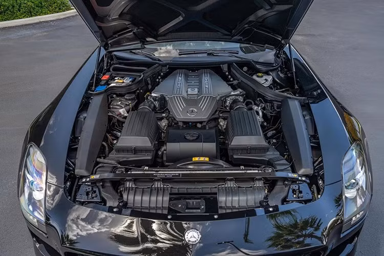 Tuy nhiên, chiếc SLS này được xây dựng như một sự tri ân độc lập cho Mercedes-Benz 300 SL Gullwing huyền thoại từ những năm 1960 và động cơ hút khí tự nhiên kiểu cũ của nó tràn đầy cá tính. Xe được hoàn thiện trong màu đen - Obsidian Black Metallic và có gói Final Edition, bổ sung nắp ca-pô sợi carbon bóng, cánh lướt gió trước và cánh hậu cố định.