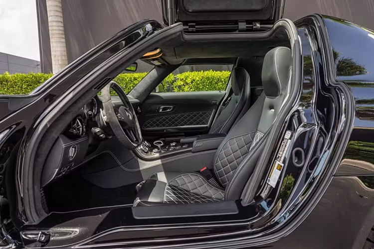 Vô-lăng bọc Alcantara có lẫy chuyển số bằng nhôm, điểm đánh dấu màu xám ở vị trí 12 giờ và đường chỉ may nổi bật. Alcantara bao quanh đồng hồ tốc độ 240 mp/h (386,24 km/h), đồng hồ vòng tua, cùng các đồng hồ đo nhiệt độ dầu và mức nhiên liệu.