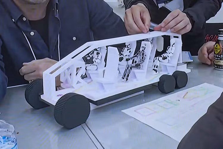 Tuy nhiên, đó thậm chí chưa phải là điều điên rồ nhất về mẫu xe này. Điều thực sự gây bất ngờ là Lexus có kế hoạch phát triển LS Concept thành xe thương mại. Qua đoạn video "úp mở" do Lexus tung ra, có thể thấy LS Concept được trang bị bánh trước cỡ lớn và hai cặp bánh nhỏ hơn ở phía sau.