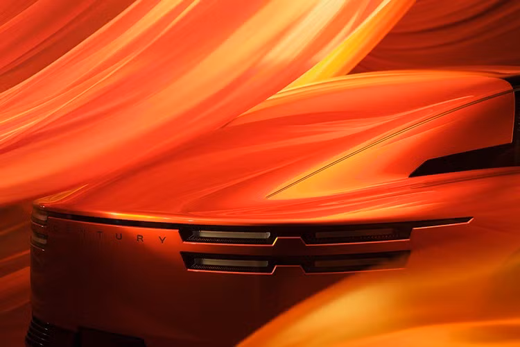 Một số tin đồn cho rằng xe sẽ được trang bị ghế lái đặt giữa, nhưng điều đó dường như khó khả thi, trừ khi sàn xe có thể hạ thấp hoặc ghế lái trượt ra ngoài để dễ lên xuống. Đây là trang bị vốn chỉ thấy ở siêu xe McLaren F1 và không phù hợp với một mẫu xe doanh nhân như Toyota Century.