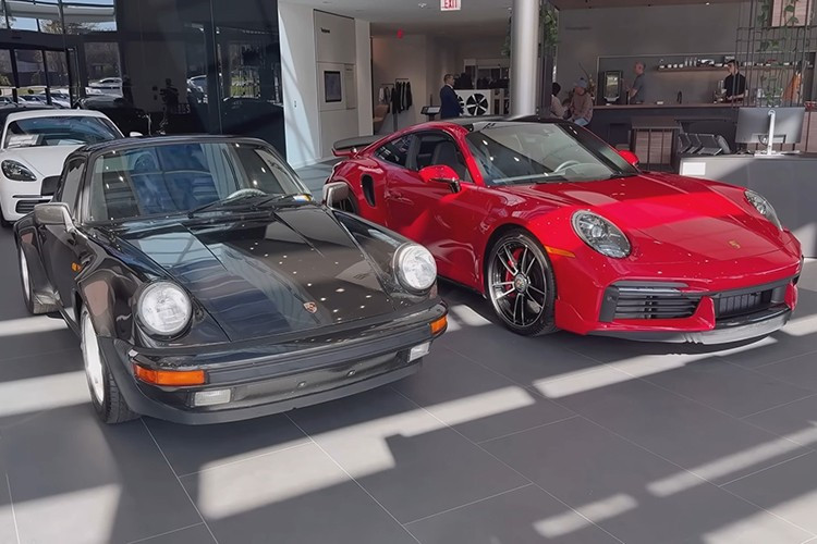 Tuy nhiên, bất chấp những con số về giá tiền cũng như công nghệ trang bị tận răng của 992.1 màu đỏ bắt mắt tấm hình này, mọi ánh mắt trong phòng trưng bày đều đổ dồn về chiếc xe Porsche 930 Turbo cổ điển đã được dọn sạch sẽ kế bên.