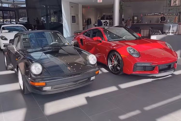 Tuy nhiên, bất chấp những con số về giá tiền cũng như công nghệ trang bị tận răng của 992.1 màu đỏ bắt mắt tấm hình này, mọi ánh mắt trong phòng trưng bày đều đổ dồn về chiếc xe Porsche 930 Turbo cổ điển đã được dọn sạch sẽ kế bên.