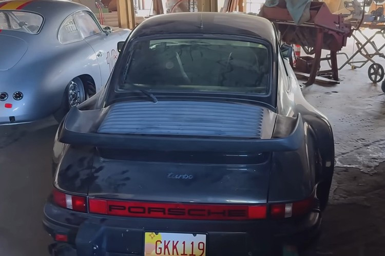 Chủ sở hữu Clark, một nhà sưu tập đam mê những chiếc xe cổ điển, đã mua chiếc xe này như một phần trong bộ ba xe Turbo, 944 Cabriolet, và Mercedes-Benz E500 đồng sản xuất với Porsche. Tuy nhiên, chính chiếc 930 mới thực sự ám ảnh ông.